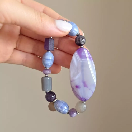 KAM839 WEBP Bohemian bransoletka unikat agat fioletowy, agat szary, ametyst, sugilit, hematyt i ceramika Magneska 2.webp