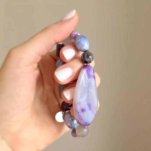 KAM839 WEBP Bohemian bransoletka unikat agat fioletowy, agat szary, ametyst, sugilit, hematyt i ceramika Magneska 3.webp