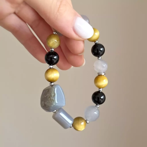 KAM840 WEBP Bohemian bransoletka unikat agat szary, tygrysie oko, czarny agat pasiasty i hematyt Magneska.webp