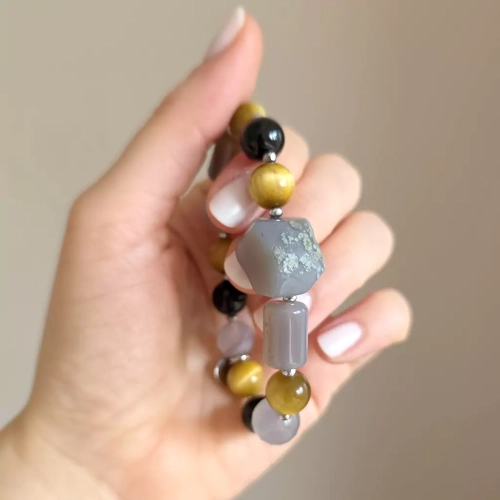 KAM840 WEBP Bohemian bransoletka unikat agat szary, tygrysie oko, czarny agat pasiasty i hematyt Magneska 2.webp