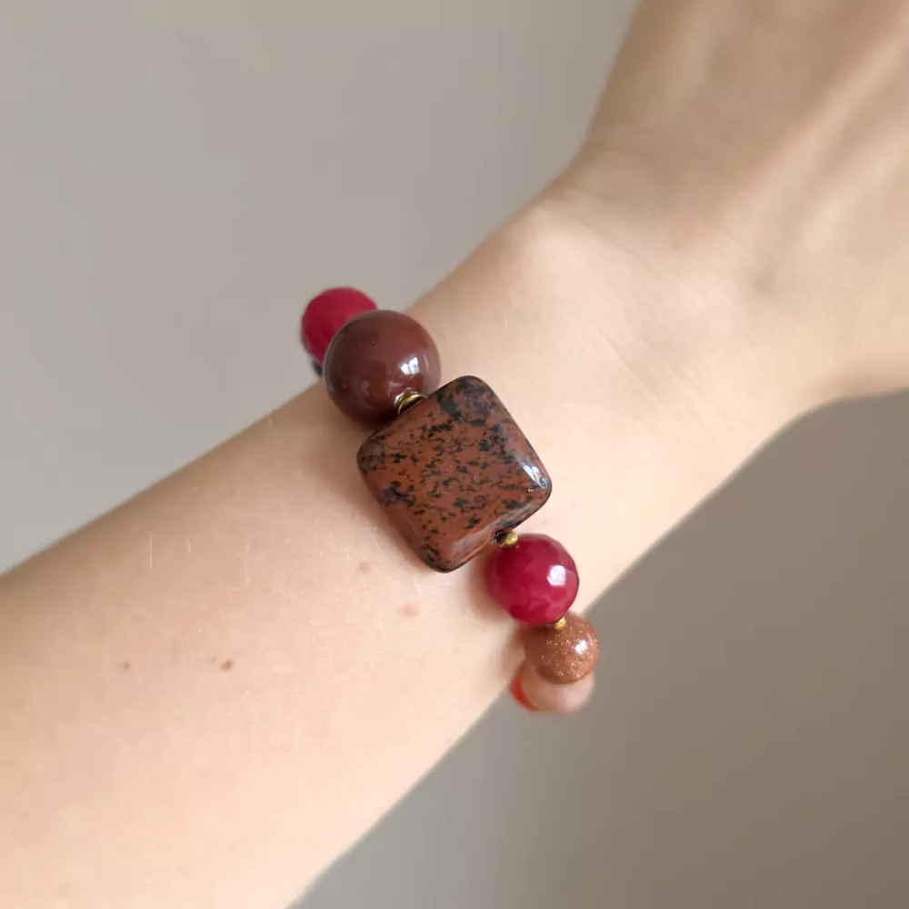 KAM841 webp Bohemian bransoletka unikat obsydian mahoniowy, jadeit, piasek pustyni, kamień słoneczny, agat, bronzyt i ceramika Magneska 4.webp