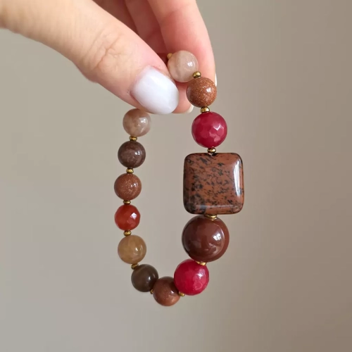 KAM841 webp Bohemian bransoletka unikat obsydian mahoniowy, jadeit, piasek pustyni, kamień słoneczny, agat, bronzyt i ceramika Magneska.webp