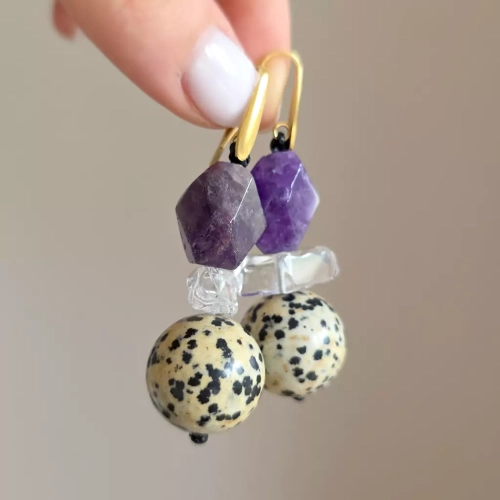 KST787 webp Kolczyki wiszące unikaty ametyst, kryształ górski, jaspis dalmatyńczyk, hematyt i złota stal chirurgiczna Magneska biżuteria z kamieni naturalnych 2.webp