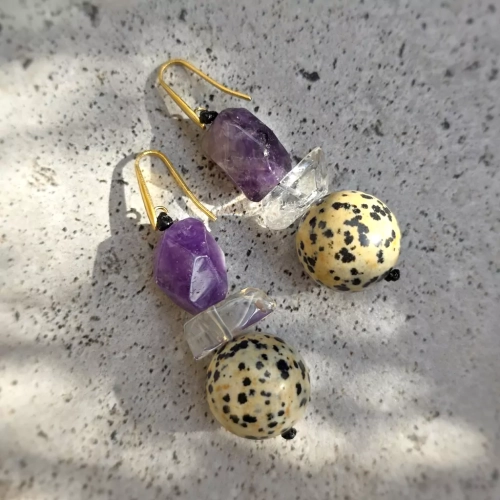 KST787 webp Kolczyki wiszące unikaty ametyst, kryształ górski, jaspis dalmatyńczyk, hematyt i złota stal chirurgiczna Magneska biżuteria z kamieni naturalnych 4.webp