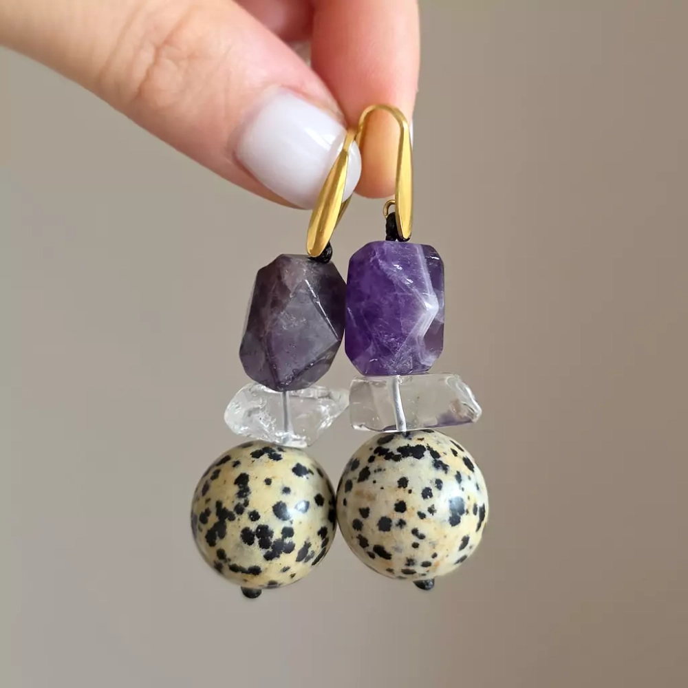 KST787 webp Kolczyki wiszące unikaty ametyst, kryształ górski, jaspis dalmatyńczyk, hematyt i złota stal chirurgiczna Magneska biżuteria z kamieni naturalnych.webp