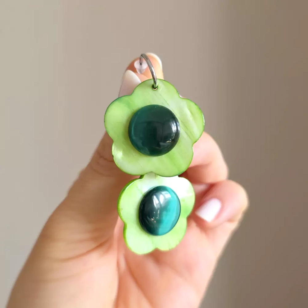 KST788 webp Kolczyki wiszące zielone kwiatki i zielone kocie oko na srebrnych mini kółeczkach stal chirurgiczna.webp