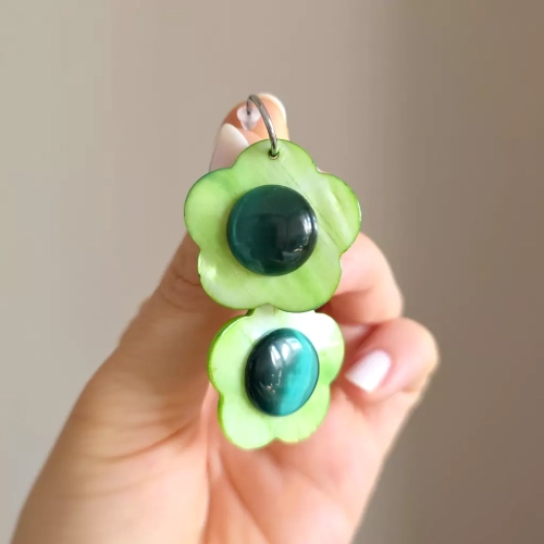 KST788 webp Kolczyki wiszące zielone kwiatki i zielone kocie oko na srebrnych mini kółeczkach stal chirurgiczna.webp