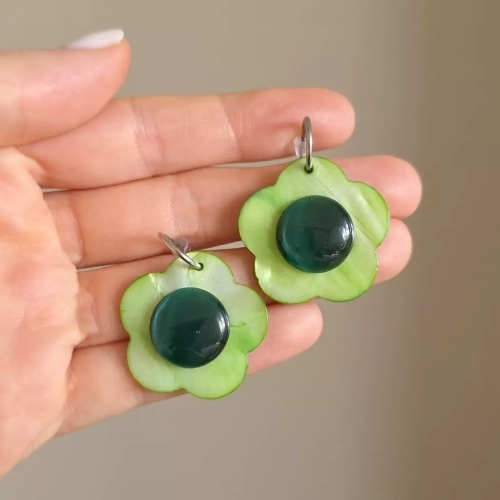 KST788 webp Kolczyki wiszące zielone kwiatki i zielone kocie oko na srebrnych mini kółeczkach stal chirurgiczna  2.webp