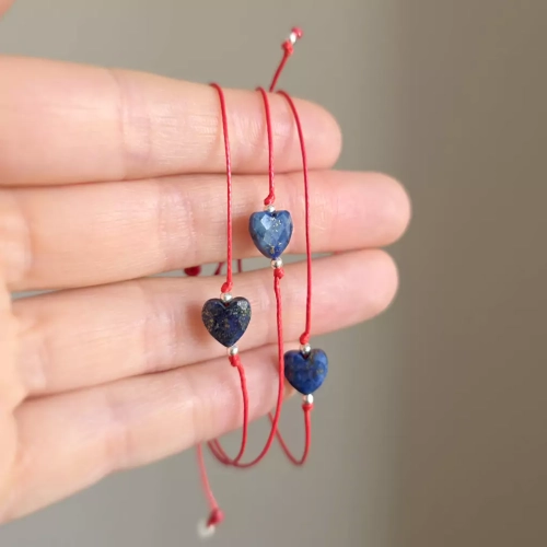 WishYou137 webp WishYouLuck lapis lazuli serce i srebro p.925 bransoletka szczęścia na czerwonym sznurku Magneska bransoletki z kamieni naturalnych 3.webp