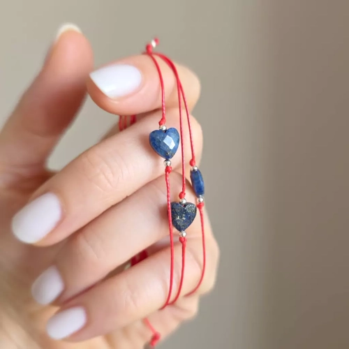 WishYou137 webp WishYouLuck lapis lazuli serce i srebro p.925 bransoletka szczęścia na czerwonym sznurku Magneska bransoletki z kamieni naturalnych 4.webp