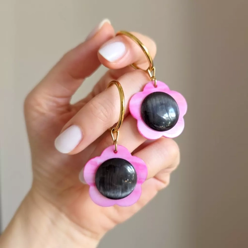 KST789 WEBp Kolczyki wiszące różowe kwiatki i grafitowe kocie oko na złotych kółeczkach stal chirurgiczna  Magneska 3.webp