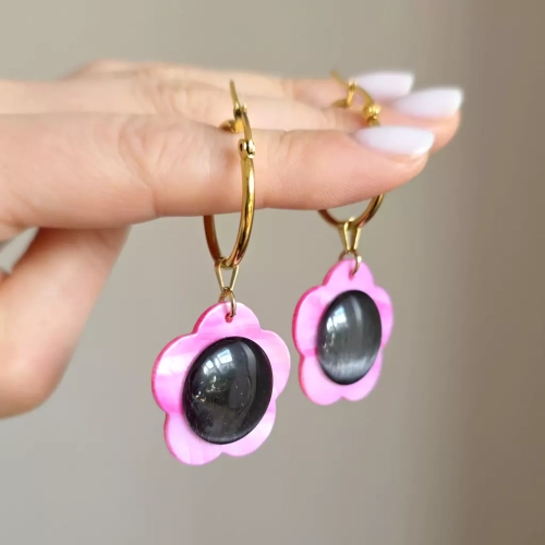 KST789 WEBp Kolczyki wiszące różowe kwiatki i grafitowe kocie oko na złotych kółeczkach stal chirurgiczna  Magneska.webp