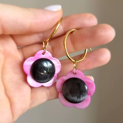 KST789 WEBp Kolczyki wiszące różowe kwiatki i grafitowe kocie oko na złotych kółeczkach stal chirurgiczna  Magneska 2.webp