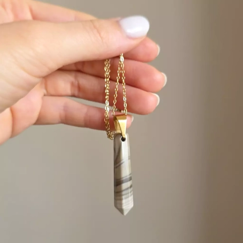 NAW1044 webp Naszyjnik unikat krzemień pasiasty sopel złota stal chirurgiczna Magneska biżuteria.webp