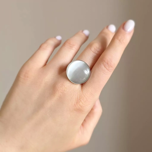 PIER371 webp Pierścionek klasyczny jasnoszare kocie oko 20 mm Magneska biżuteria 3.webp