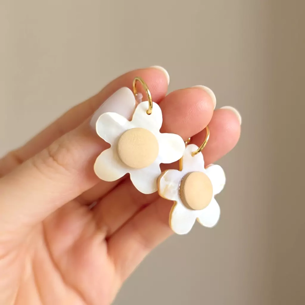 KST791 WEBP Kolczyki kwiatki kremowe i drewno Magneska.webp