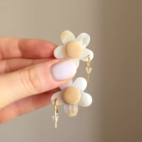 KST791 WEBP Kolczyki kwiatki kremowe i drewno Magneska 3.webp