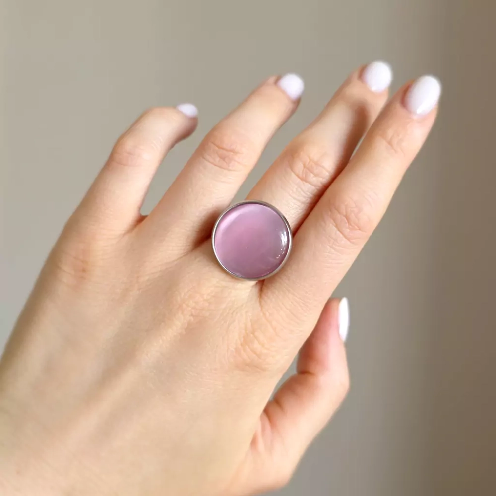 PIER372 WEBPPierścionek klasyczny różowe kocie oko 20 mm Magneska.webp