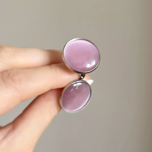 PIER372 WEBPPierścionek klasyczny różowe kocie oko 20 mm Magneska 2.webp