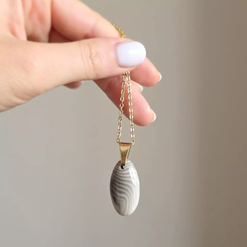 NAW1047 webp Naszyjnik unikat krzemień pasiasty mały owal złota stal chirurgiczna Magneska biżuteria.webp