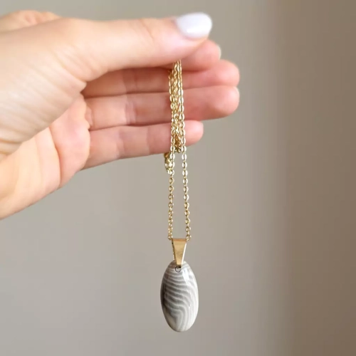 NAW1047 webp Naszyjnik unikat krzemień pasiasty mały owal złota stal chirurgiczna Magneska biżuteria 2.webp