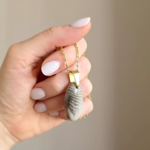 NAW1047 webp Naszyjnik unikat krzemień pasiasty mały owal złota stal chirurgiczna Magneska biżuteria 3.webp