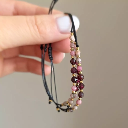 SZN1091 webp Bransoletka granat, rodonit, rodochrozyt i hematyt na czarnym sznurku Magneska biżuteria.webp