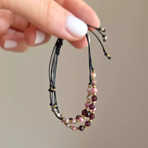 SZN1091 webp Bransoletka granat, rodonit, rodochrozyt i hematyt na czarnym sznurku Magneska biżuteria 2.webp