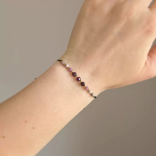 SZN1091 webp Bransoletka granat, rodonit, rodochrozyt i hematyt na czarnym sznurku Magneska biżuteria 3.webp