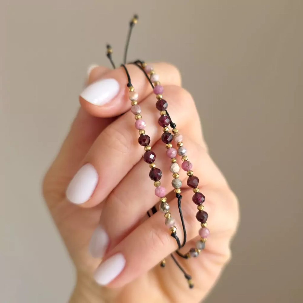 SZN1091 webp Bransoletka granat, rodonit, rodochrozyt i hematyt na czarnym sznurku Magneska biżuteria 4.webp