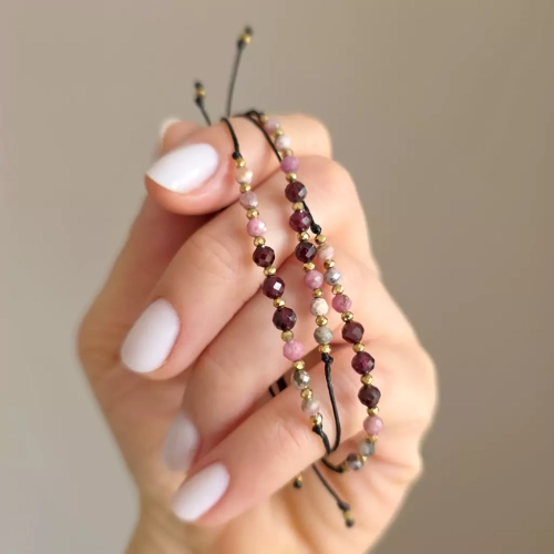 SZN1091 webp Bransoletka granat, rodonit, rodochrozyt i hematyt na czarnym sznurku Magneska biżuteria 4.webp