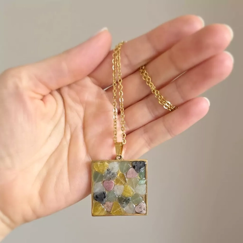 NAW1057 webp Naszyjnik rodonit, larvikit, awenturyn, kwarc lemon i kwarc biały serca w żywicy złoty kwadrat stal chirurgiczna Sparkles unique Magneska.webp