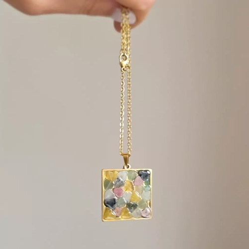 NAW1057 webp Naszyjnik rodonit, larvikit, awenturyn, kwarc lemon i kwarc biały serca w żywicy złoty kwadrat stal chirurgiczna Sparkles unique Magneska 2.webp