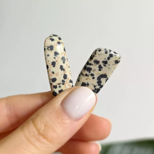 BR0042 webp Jaspis dalmatyńczyk polerowana bryłka 25 35 mm.webp