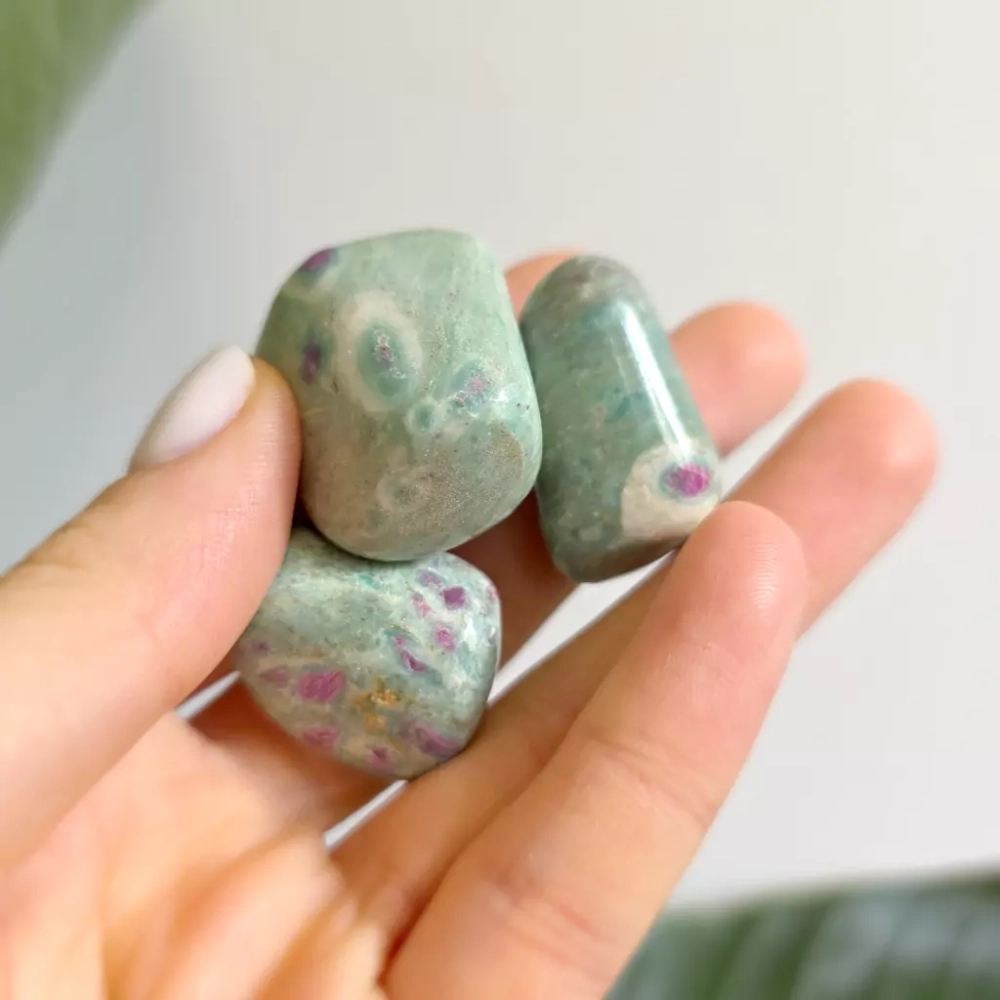 BR0045 webp Fuchsyt z rubinem otoczak.webp