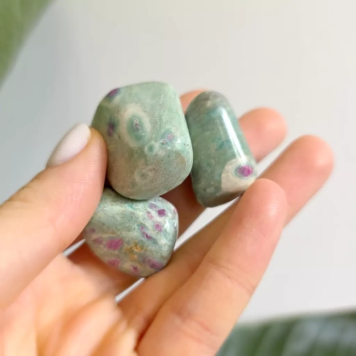 BR0045 webp Fuchsyt z rubinem otoczak.webp