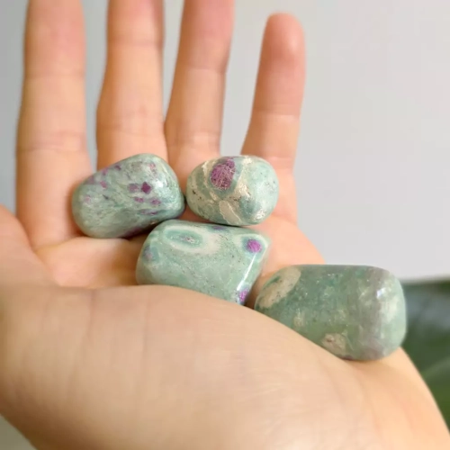 BR0045 webp Fuchsyt z rubinem otoczak 3.webp