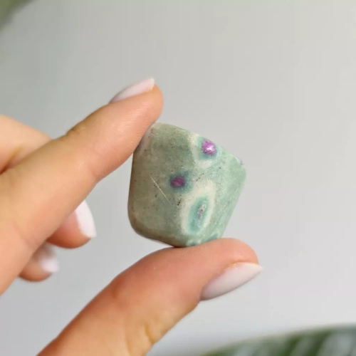 BR0045 webp Fuchsyt z rubinem otoczak 4.webp