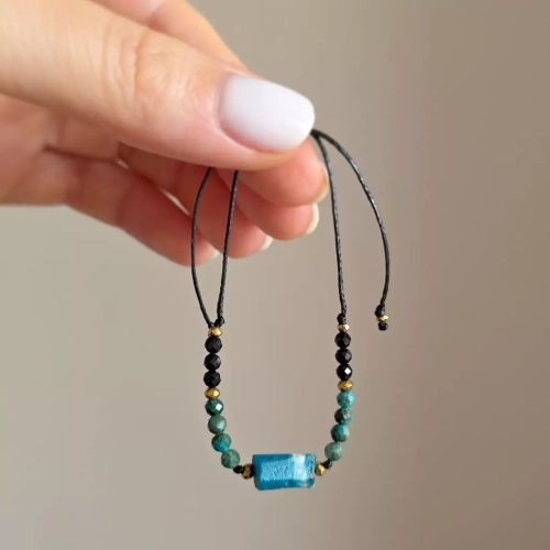 SZN1082 webp Bransoletka chryzokola, czarny turmalin i hematyt na czarnym sznurku Magenska 13.webp