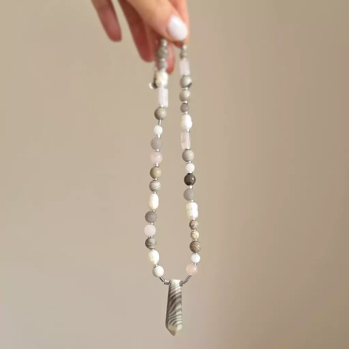 NAW1063 webp Naszyjnik unikat choker krzemień pasiasty, kwarc różowy, jadeit, perły i hematyt Magneska.webp