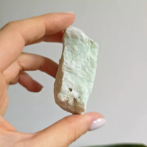 BR0066 webp Amazonit z fuchsytem - bryłka surowa - 73 g Magneska 2.webp