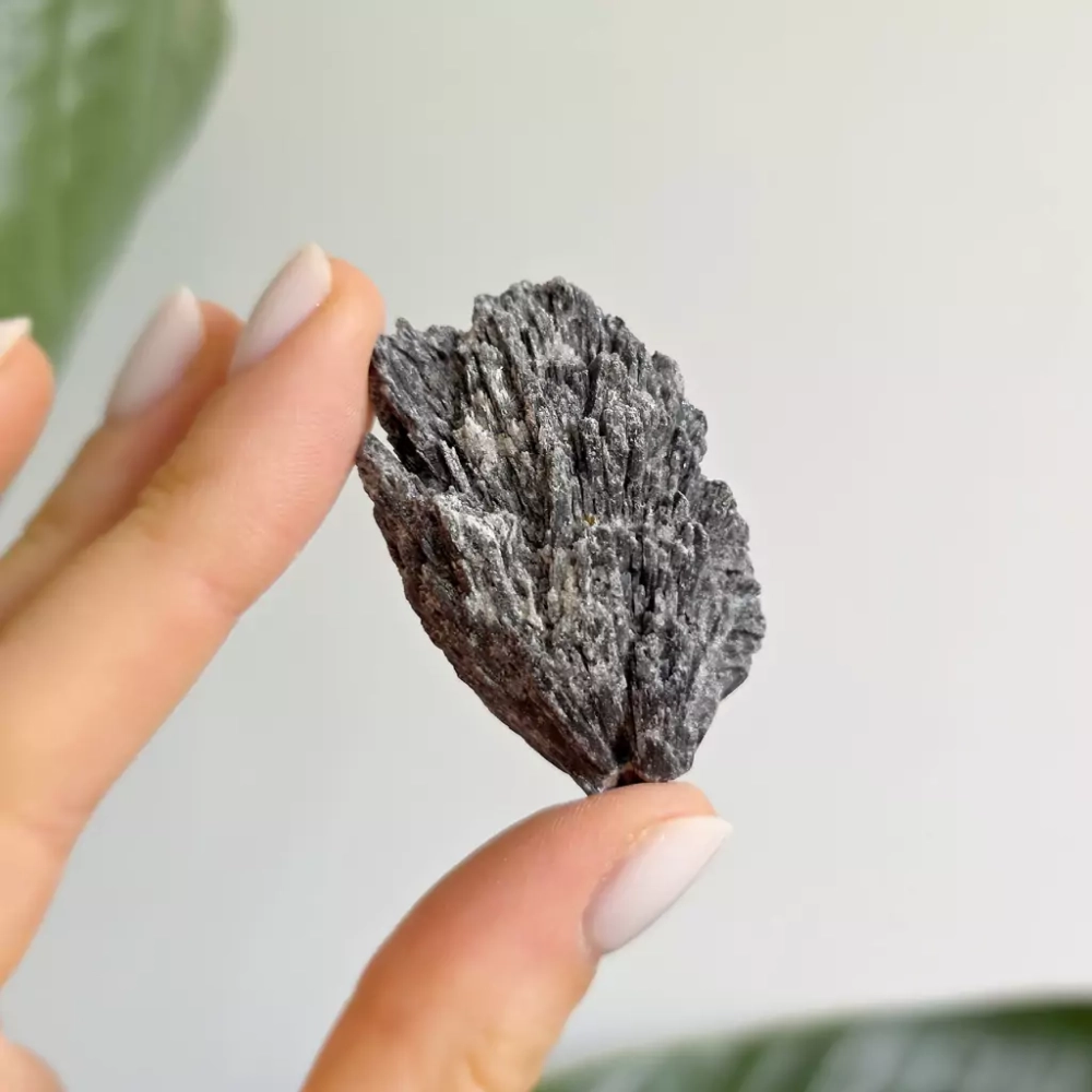 BR0065 webp Czarny kyanit surowy okaz Magneska 2.webp