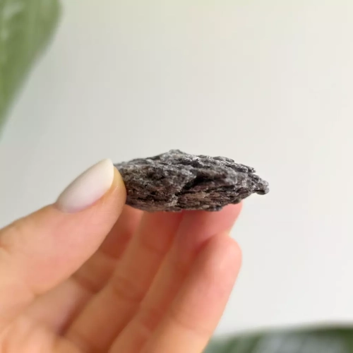 BR0065 webp Czarny kyanit surowy okaz Magneska 3.webp