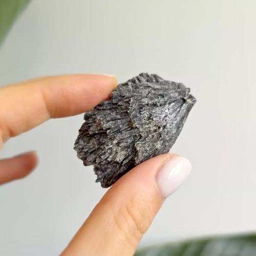 BR0065 webp Czarny kyanit surowy okaz Magneska.webp