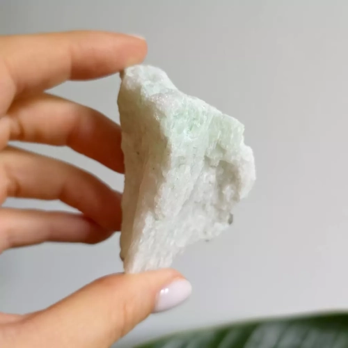 BR0075 webp Amazonit z fuchsytem - bryłka surowa - 83 g Magneska 2.webp