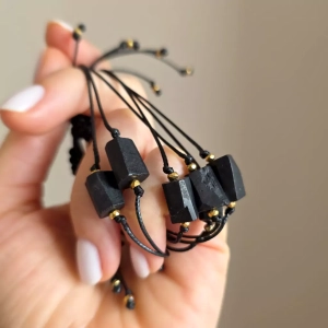 Bransoletka szungit i hematyt na czarnym sznurku