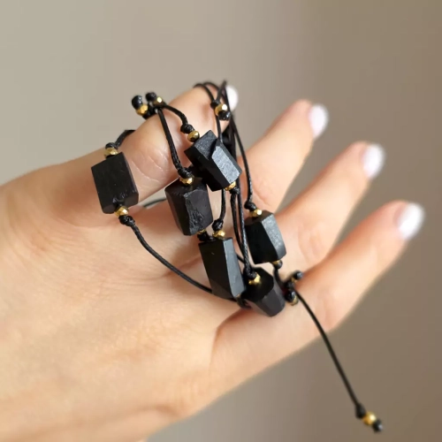 SZN1053 webp Bransoletka szungit i hematyt na czarnym sznurku Magneska.webp