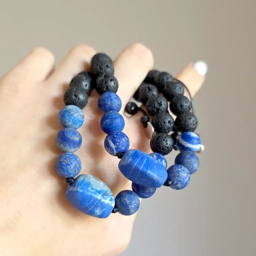 MES327 webp Męska bransoletka z kamieni naturalnych lapis lazuli i lawa wulkaniczna na czarnym sznurku Magneska biżuteria 3.webp