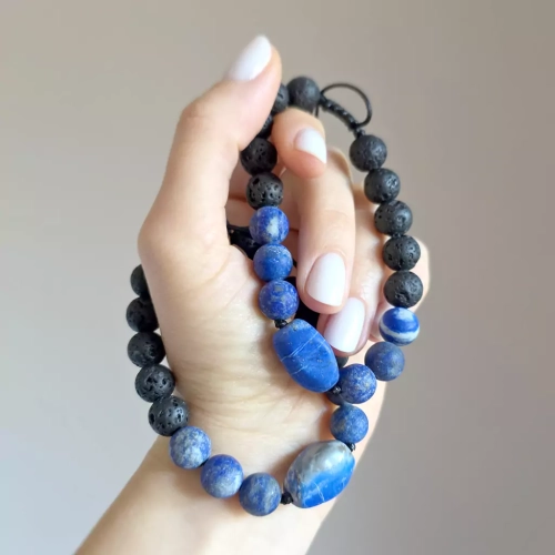 MES327 webp Męska bransoletka z kamieni naturalnych lapis lazuli i lawa wulkaniczna na czarnym sznurku Magneska biżuteria 5.webp