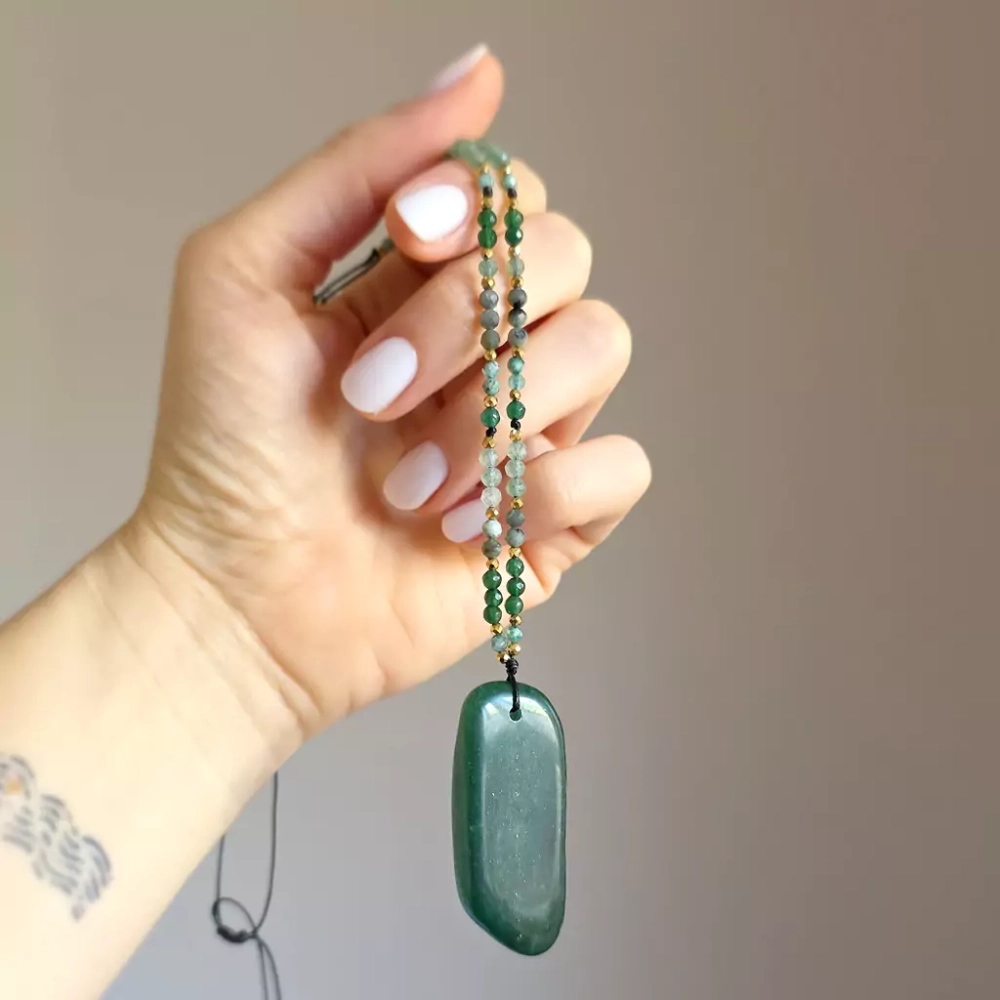 NAW1073 webp Naszyjnik unikat regulowany fuchsyt, jadeit, szmaragd, akwamaryn i hematyt na czarnym sznurku Magneska biżuteria 4.webp